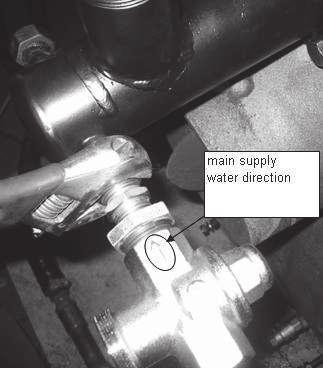 Sens de circulation de l eau de refroidissement en direction de l échangeur Le doigt de gant du bulbe thermomètre est à positionner sur l échangeur et le doigt de gant du bulbe de