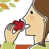 La fille mange une pomme.