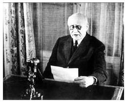 Questions : 1- Quelle est la fonction de Pétain au moment du discours? 2- Quel est le malheur dont parle Pétain? 3- Qu'annonce-t-il aux Français? Le 17 juin 1940, il s adresse aux Français à la radio.