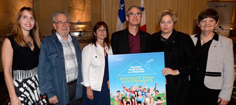 De gauche à droite : Mme Geneviève Doray, directrice de Naître et grandir, M. Luc Ferland, vice-président du RVP, Mme Diane Dubeau, présidente du RVP, M.