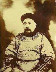 YuánShìkǎiou Yuan She-k'aiest né le 16 septembre 1859 et mort le 6 juin 1916.