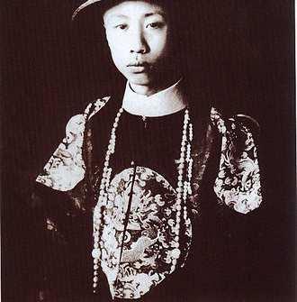 De 1644 à 1911 régna la dernière des dynasties chinoises : celle des Qing (d origine mandchoue), dont le dernier