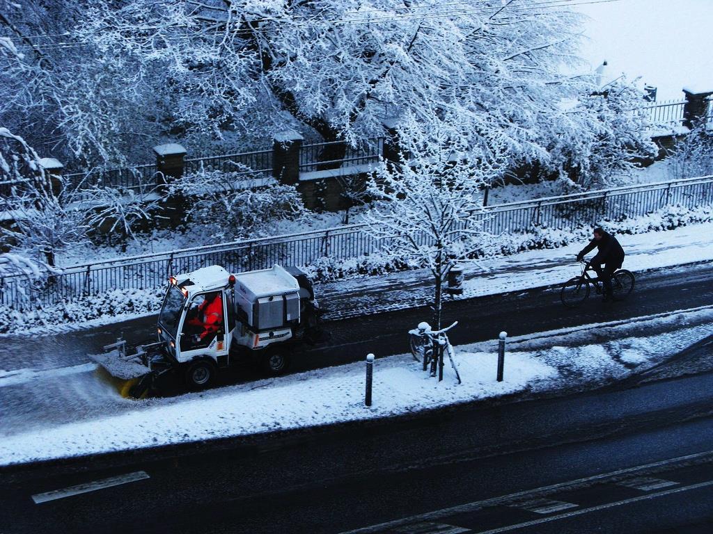 Entretien hivernal pour piétons et cyclistes Méthodes plus efficaces Déblaiement avec balai Ne laisse pas de résidu Efficace