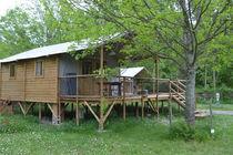 26 personnes Téléphone : 04 75 53 68 10 Camping Domaine Provençal - Dieulefit Camping "glamping" avec hébergements insolites, éco-responsables, en bois et toile, camping