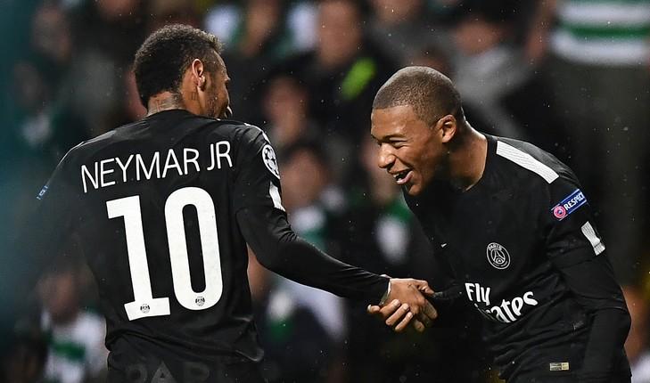 Neymar et Kylian Mbappé lors de la large victoire du Paris Saint-Germain au Celtic Park de Glasgow, le 12 septembre 2017 / AFP/Archives Quels points communs entre Neymar et Kylian Mbappé, les deux