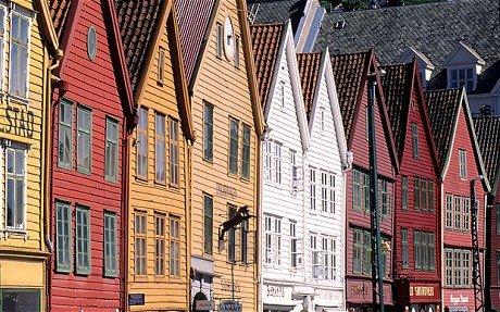 JOUR 4 BERGEN Visite guidée de 2 heures de la ville : la cité hanséatique, resserre entre ses 7 collines : le vieux quartier qui a conservé ses maisons de bois colorées qui étaient les comptoirs des