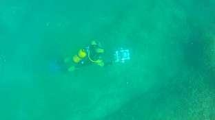 Section B.1 - Mission terrain au Cap de Nice - Été 2013 189 Figure B.16 Test de visibilité du robot sous-marin depuis la surface à 10 et 15 mètres de profondeur [cbd L. Avanthey et al.]. Figure B.17 Premiers résultats sur les fonds marins [cbd L.