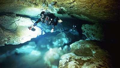 (Mexique) les eaux douces de surface font place aux eaux profondes qui communiquent avec l océan par le biais de tunnels ou de failles, l halocline donne l impression d une rivière sous-marine [