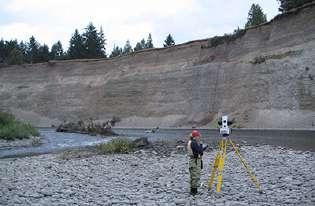 Au centre, la scientifique Amy Draut scanne à l aide d un LIDAR terrestre (en haut) les berges du fleuve Elwha dans l état de Washington [ Justin T.