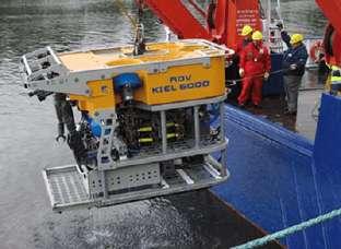(b) Le ROV Kiel 6000 (à gauche) a été envoyé à 3039 mètres de profondeur pour