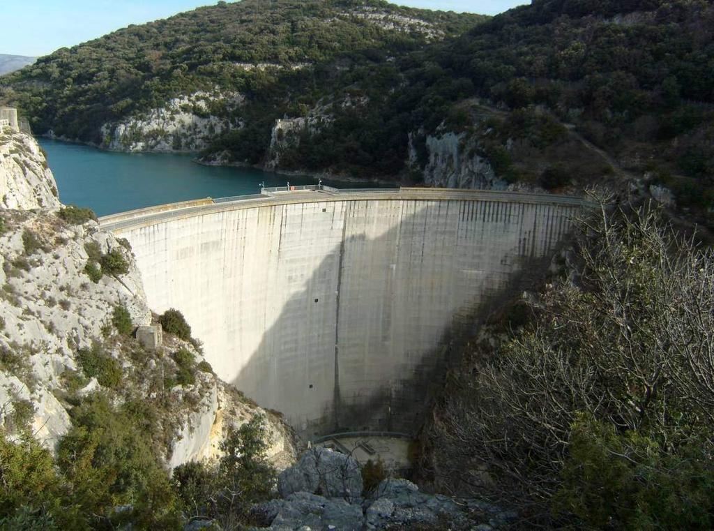 Le barrage de Sainte Croix C est un barrage voûte en béton armé (7 m d épaisseur au pied et 3 m en tête).