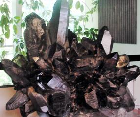 16 Le quartz fumé (ou enfumé) est coloré en brun plus ou moins foncé. Les quartz les plus foncés deviennent presque noirs. On les appelle alors morions.