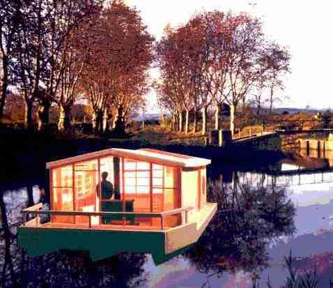 B Une maison flottante Afin de palier à la crise du logement et à la montée des eaux, les Pays-Bas se sont lancés dans la construction de maisons flottantes, et ce, dès 1993.
