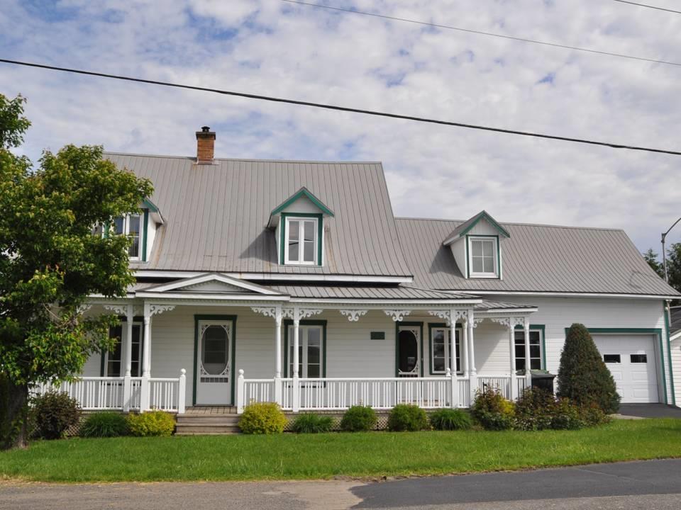 Maison néoclassique québécoise bâtie en 1840; elle se distingue par les aisseliers (Pièce qui sert de support entre le toit de la