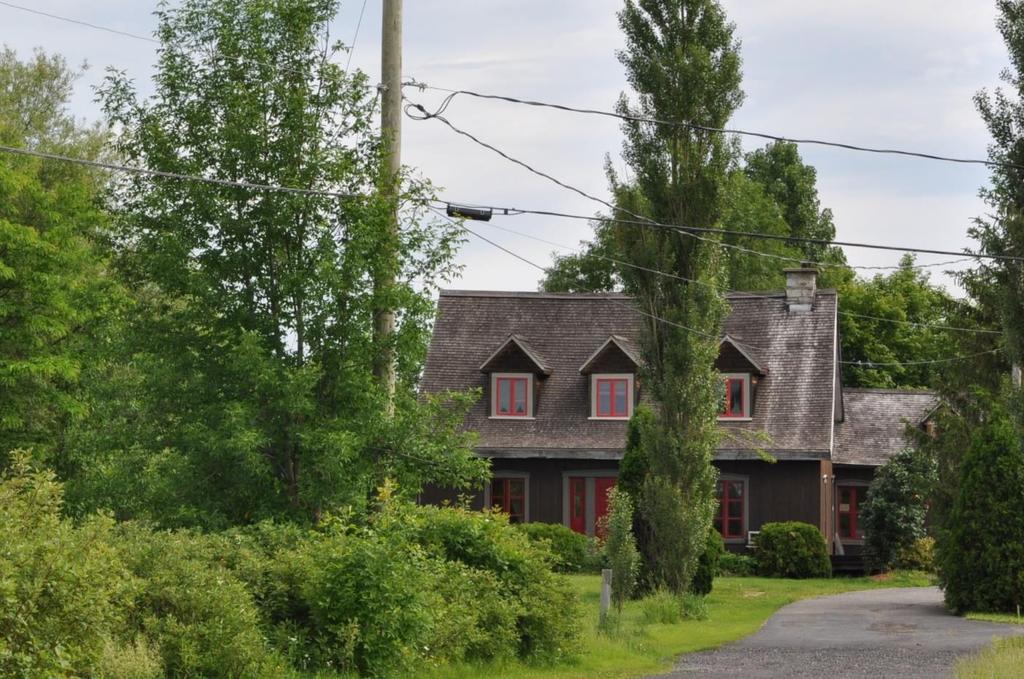 Maison québécoise avec cuisine d été: 3 lucarnes