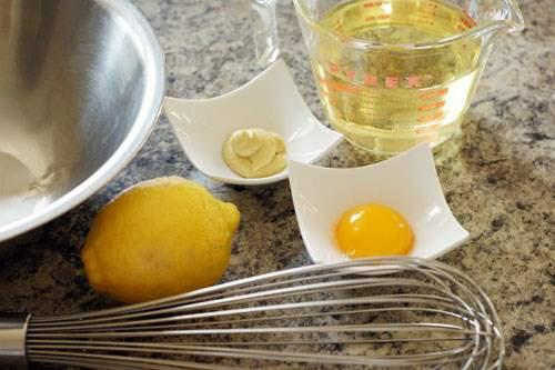Mettre le jaune d œuf dans un bol, ajouter le sel et le poivre, puis 1