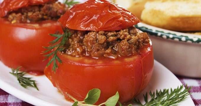 Morceaux de porc Oignons Des tomates Sel et poivre 1.