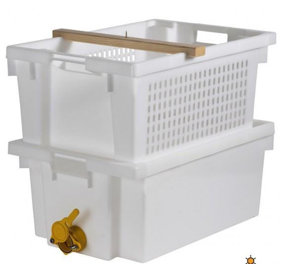 5-Lorsque le miel s écoule de l extracteur il transporte avec lui des débris que vous allez éliminer en le filtrant avec le tamis.