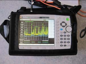 Mesure précise dans les différentes bandes de fréquence en ce point (analyseur de spectre) Extrapolation des