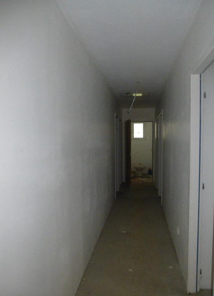 Couloir de distribution Sol : Chappe béton à l état brut Murs : cloisons placo platre Plafond : placo