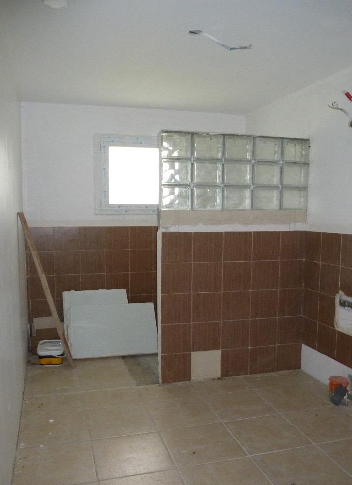 Salle de bains Sol : revêtement carrelé non terminé Murs : plaques de placo platre Plafond : plaques de placo platre