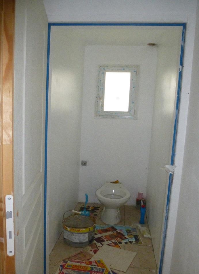 Jouxtant une pièce à usage de toilettes Porte séparative bois Sol : carrelé Murs : placo platre Plafond : platre Présence d une vitre opacifiée avec