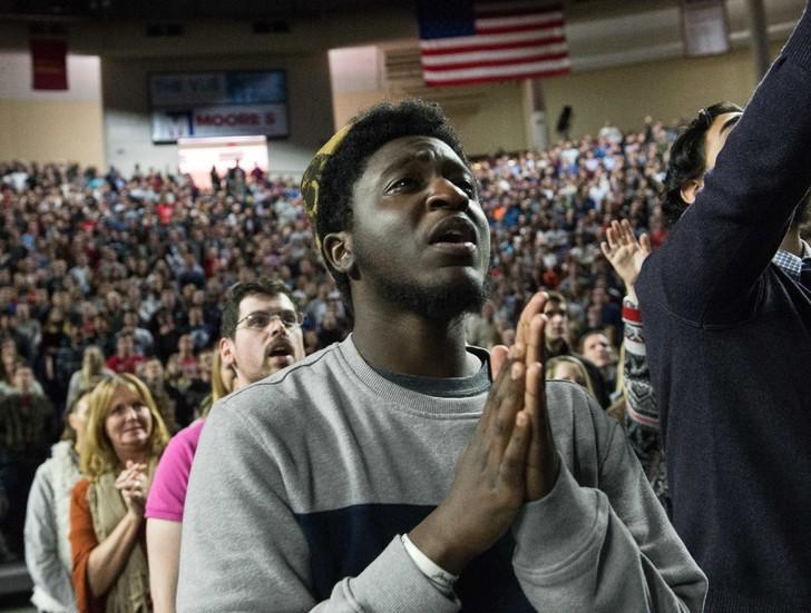 Des gens chantent des chants rock chrétiens avant l'intervention de Donald Trump à Liberty University, à Lynchburg, en Virginie le 18 janvier 2016 / AFP La jeunesse évangélique de Lynchburg, qui