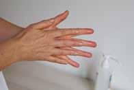des mains et des avant bras avec un savon doux associé à un brossage des ongles