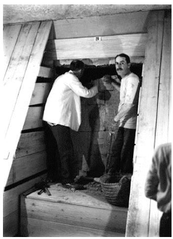 Carter et Lord Carnarvon lors de l ouverture de la crypte. Copyright Griffith Institute Howard Carter en plein travail dans la chambre funéraire.