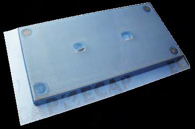 En trois points : Application sur la plaque d un sous-enduit de 3 mm. Intégration d une armature en fibre de verre.