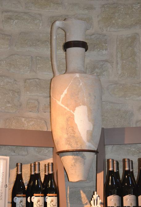 L exposition est complétée par la présentation de bouteilles provenant du mas des Tourelles à Beaucaire, domaine viticole produisant du vin à la manière antique.