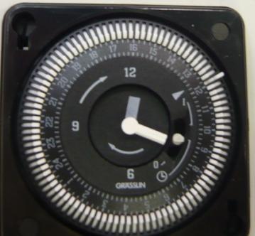 III- REGLAGES ET MISE EN SERVICE A. NAUTIL 600 TWIN Le coffret électrique permet de piloter en mode automatique ou manuel la pompe et de mettre en marche le projecteur.