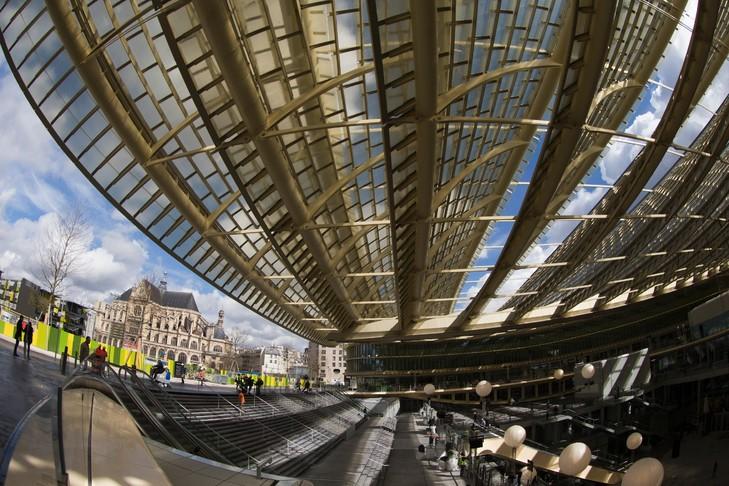 Vue sur la "Canopée", gigantesque toit d'acier et de verre qui signe la récente rénovation architecturale des Halles à Paris, le 4 avril 2016 / AFP Autrefois "ventre" de Paris devenu incontournable