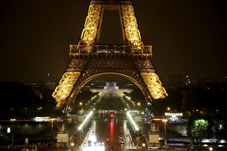 Vue sur la Tour Eiffel à PAris, le 1er septembre 2017 / AFP "Il y a un certain nombre de jeunes des quartiers populaires qui n'ont jamais vu la Tour Eiffel, or elle leur appartient", regrette-t-elle,