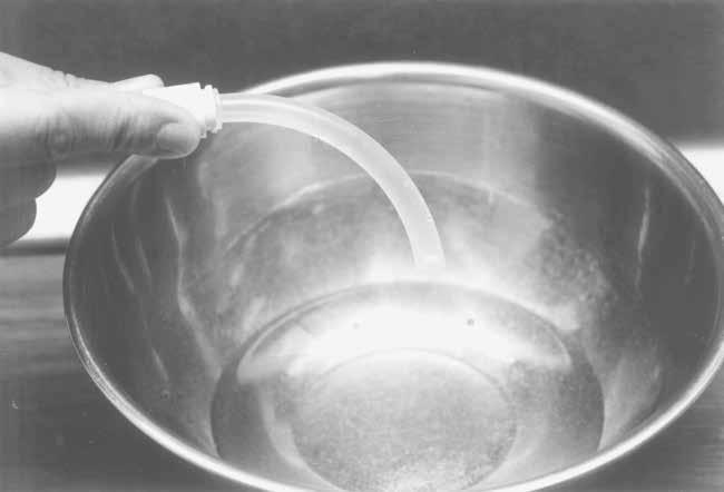6. Mettez ensuite la canule dans le bol d eau stérile et rincez-la bien. 6 7.