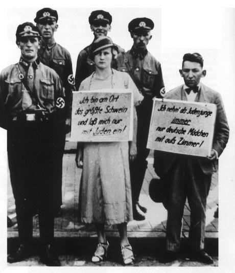 Un homme juif et sa femme non juive humiliés par des SA à Hambourg, juillet 1935.
