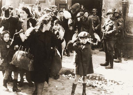 Cette photo extraite du rapport du SS Stroop sur l insurrection du ghetto de Varsovie de 1943 est l une des plus célèbres de la 2GM. Traduction de sa légende : «Forcés hors de leurs trous».