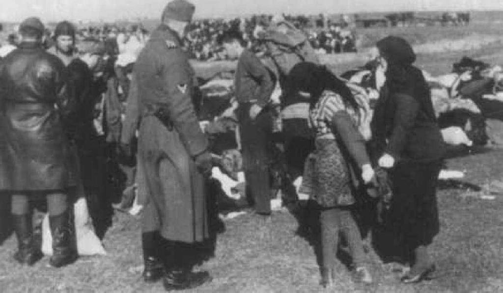 Juifs ukrainiens forcés à se déshabiller avant leur massacre par un détachement d'einsatzgruppen. Lubny, URSS, 16 octobre 1941.