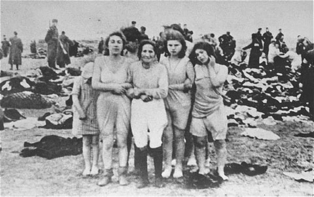 Massacre de Liebaja (Lettonie) au cours duquel 2749 Juifs furent tués sur la plage.