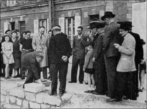 Première pierre de la reconstruction au 23 de la rue Émile-Steiner conseil municipal de la Libération, présidé par monsieur Poutot 8, de procéder aux modifications.
