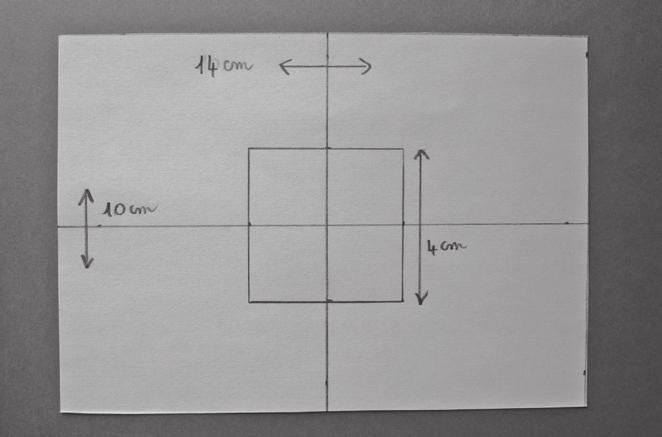du carré tracé sur la feuille». Mode de fabrication pour l'enseignant : 1. Plier la feuille en deux parties superposables. 2. Découper en suivant les lignes.