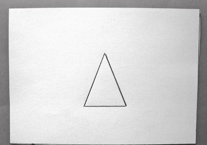 Matériel 1 feuille blanche rectangulaire (10 cm 14 cm) où est tracé un triangle isocèle (B = 3 cm, c = 4 cm) (Attention : le triangle doit être exactement au centre de la