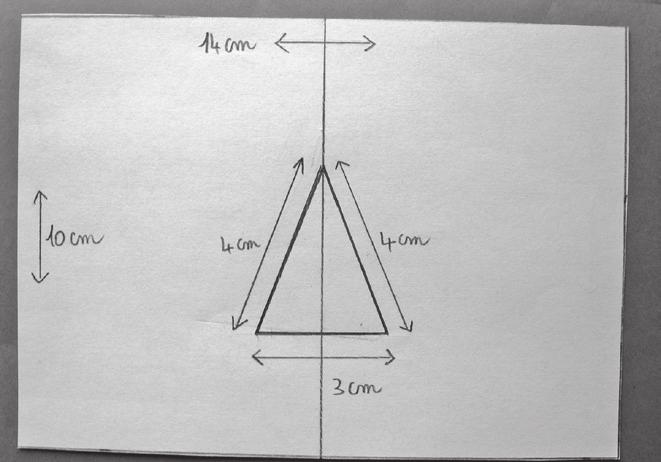 la feuille, un gabarit et un pochoir de triangle». Mode de fabrication pour l'enseignant : 1. Plier la feuille en deux parties superposables. 2.