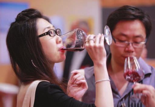 SAMEDI 15 JUIN 2013 LE NOUVELLISTE ÉCONOMIE 25 VITICULTURE La foire Vinexpo, l une des plus grandes du monde, s ouvre demain à Bordeaux. La planète vins y soupèsera la menace chinoise.