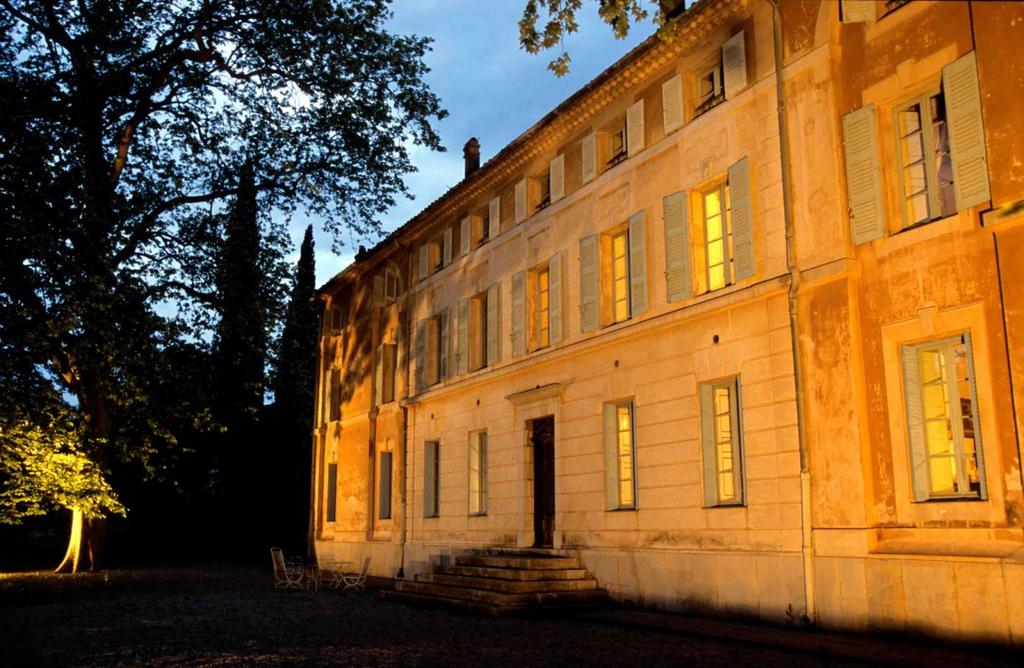Facilement accessible! Le Château de Saint Martin se situe en plein cœur de la Provence, idéalement situé entre la Côte Méditerranéenne (Golfe de Saint Tropez à 25Km) et les Gorges du Verdon au Nord.