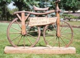 L'origine du vélo Le 12 juillet 1817, un allemand de 32 ans, le baron Drais assis à califourchon sur une poutre en bois reliant deux roues parcourt avec sa machine 14,4 km en une heure par action de