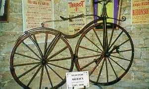 Cette machine appelée communément en France draisienne est brevetée en 1818 sous le nom de "vélocipède" puisque son but est "de faire marcher une personne avec une grande vitesse" (véloce = rapide,