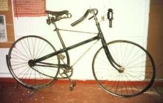 L'invention de la chaîne La bicyclette telle que nous la connaissons, avec ses roues de diamètres égales et sa traction par chaîne apparut aux début des années 1880.