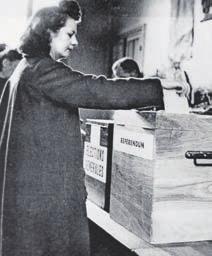 Les femmes commencent à sortir davantage de chez elles grâce aux congés payés, et elles participent aux rudes grèves de 1936.