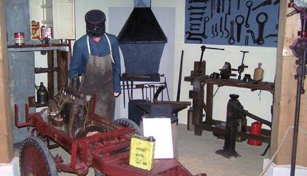 Une partie du musée est réservée à la reconstitution d une caserne de 1900 avec le standard, la forge, ainsi que l atelier et sa tour de séchage (mais aussi d entraînement).